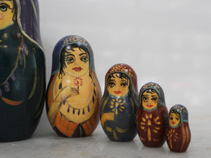 7 pieces Wooden Russian Nesting Dolls 1990s)