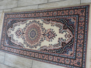 Traditional Madallion Design Wool Machinemade Rug 75x150 Cm