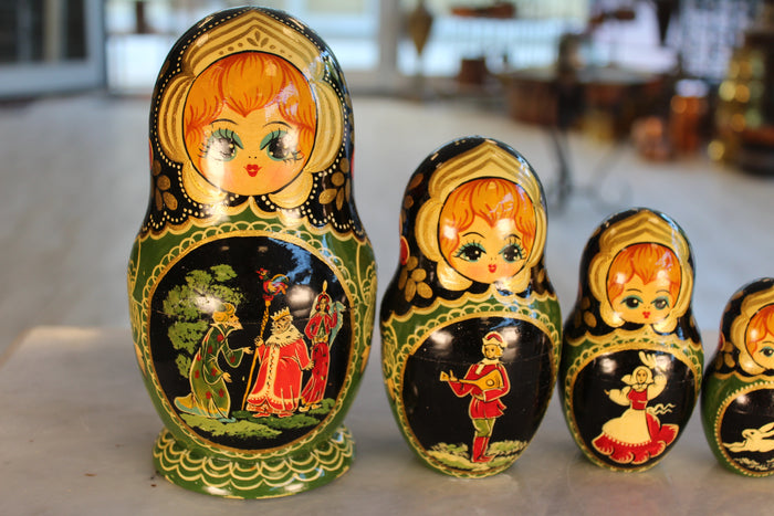 7 pieces Fairy Tale Green Nesting Dolls